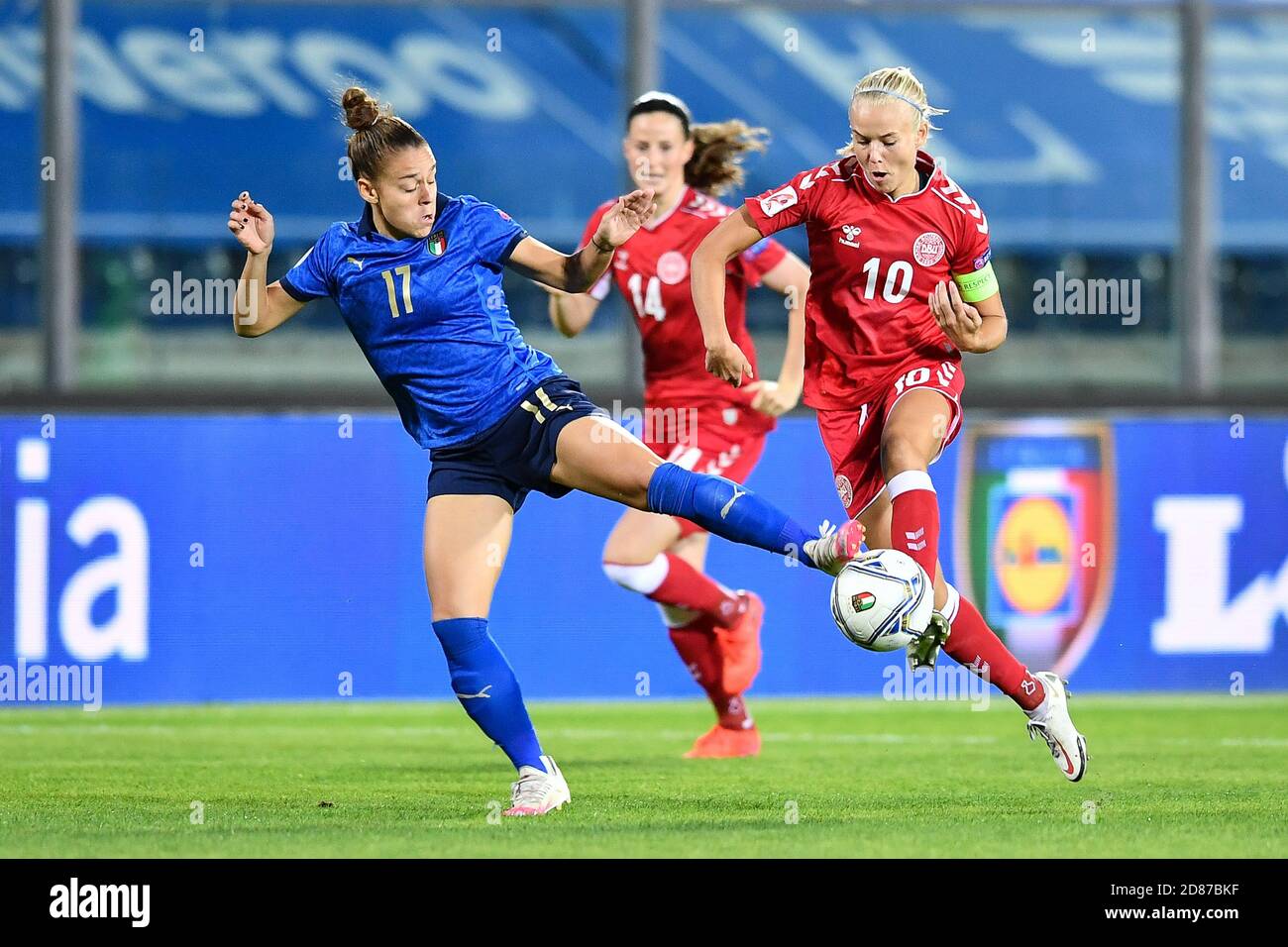 Carlo Castellani Stadium, empoli, Italien, 27 Oct 2020, Lisa Boattin (Italien), Pernille Harder (Dänemark) während der EM 2022 Qualifiers - Italien Frauen gegen Dänemark, Italienische Fußballmannschaft - Credit: LM/Lisa Guglielmi/Alamy Live News Stockfoto