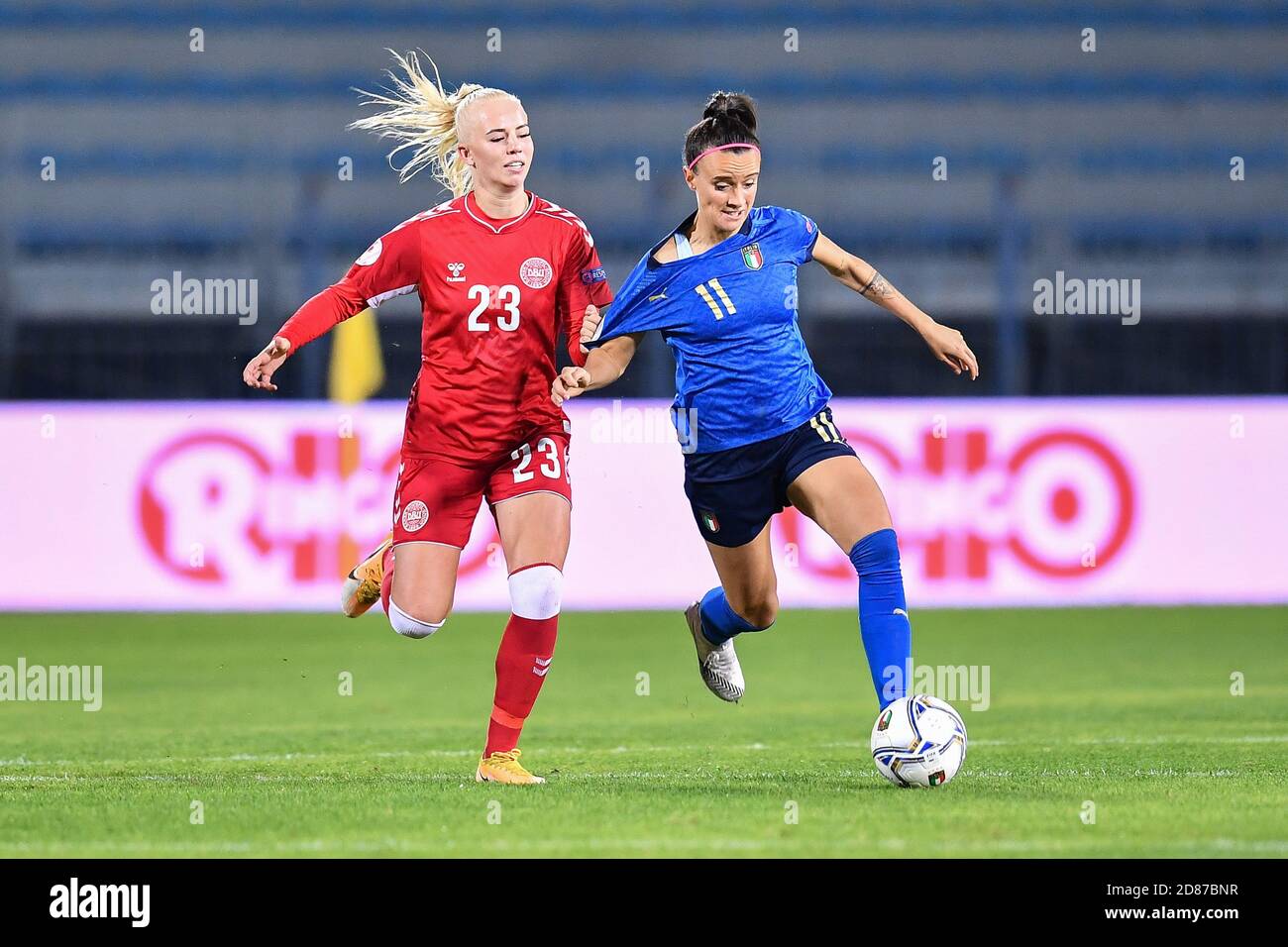 Carlo Castellani Stadium, empoli, Italien, 27 Oct 2020, Barbara Bonansea (Italien), Sofie Svava (Dänemark) während der EM 2022 Qualifiers - Italien Frauen gegen Dänemark, Italienische Fußballmannschaft - Credit: LM/Lisa Guglielmi/Alamy Live News Stockfoto
