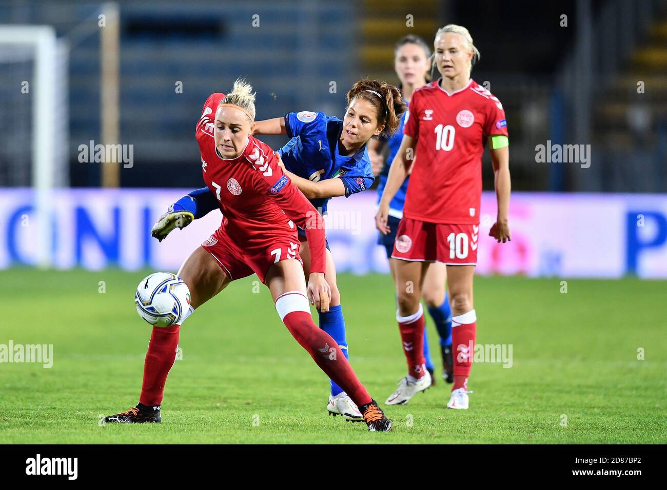 Carlo Castellani Stadium, empoli, Italien, 27 Oct 2020, Manuela Giugliano (Italien), Sanne Troelsgaard Nielsen (Dänemark) während der EM 2022 Qualifikation - Italien Frauen gegen Dänemark, Italienische Fußballmannschaft - Credit: LM/Lisa Guglielmi/Alamy Live News Stockfoto