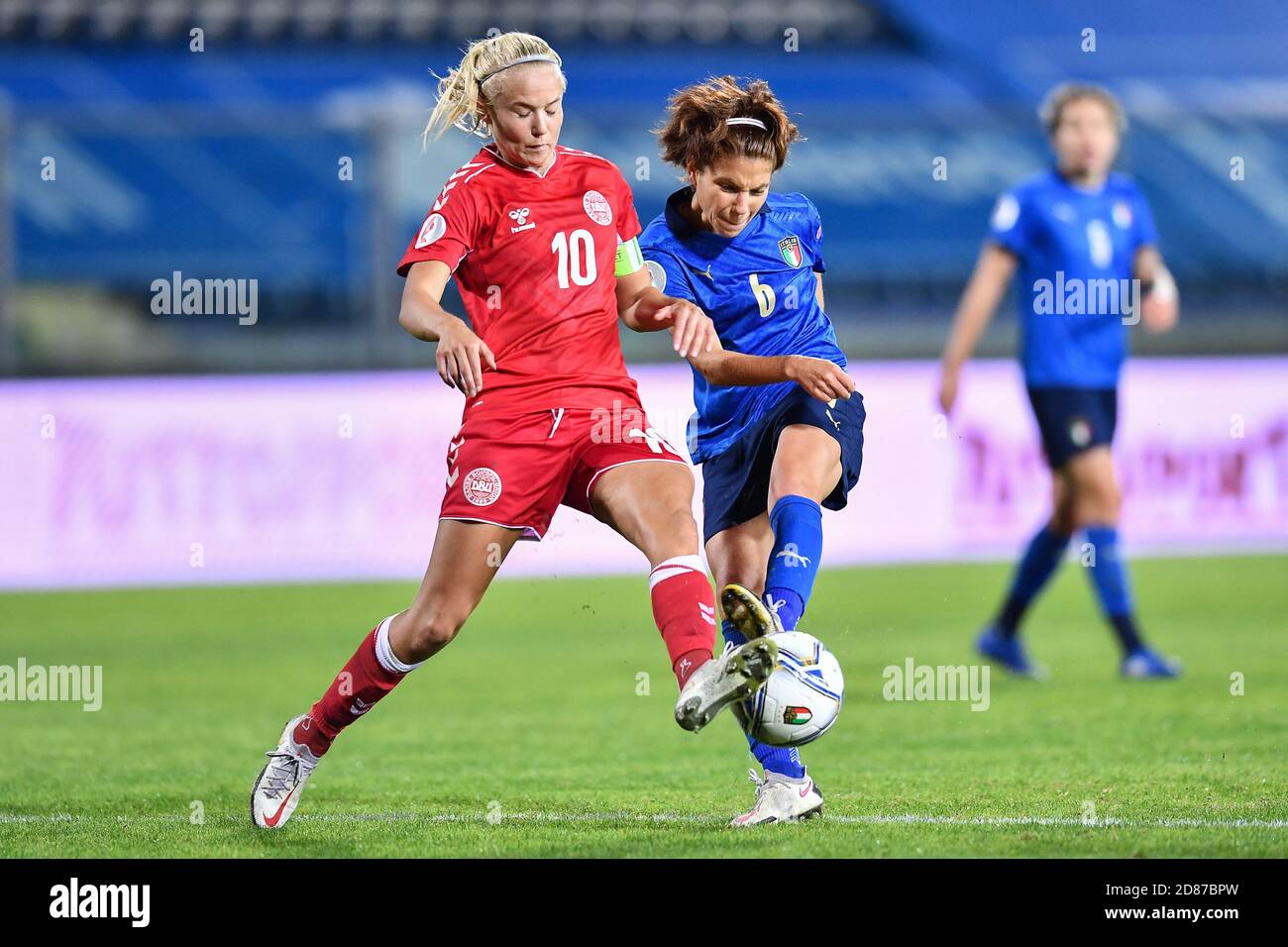 Carlo Castellani Stadium, empoli, Italien, 27 Oct 2020, Manuela Giugliano (Italien), Pernille Harder (Dänemark) während der EM 2022 Qualifiers - Italien Frauen gegen Dänemark, Italienische Fußballmannschaft - Credit: LM/Lisa Guglielmi/Alamy Live News Stockfoto