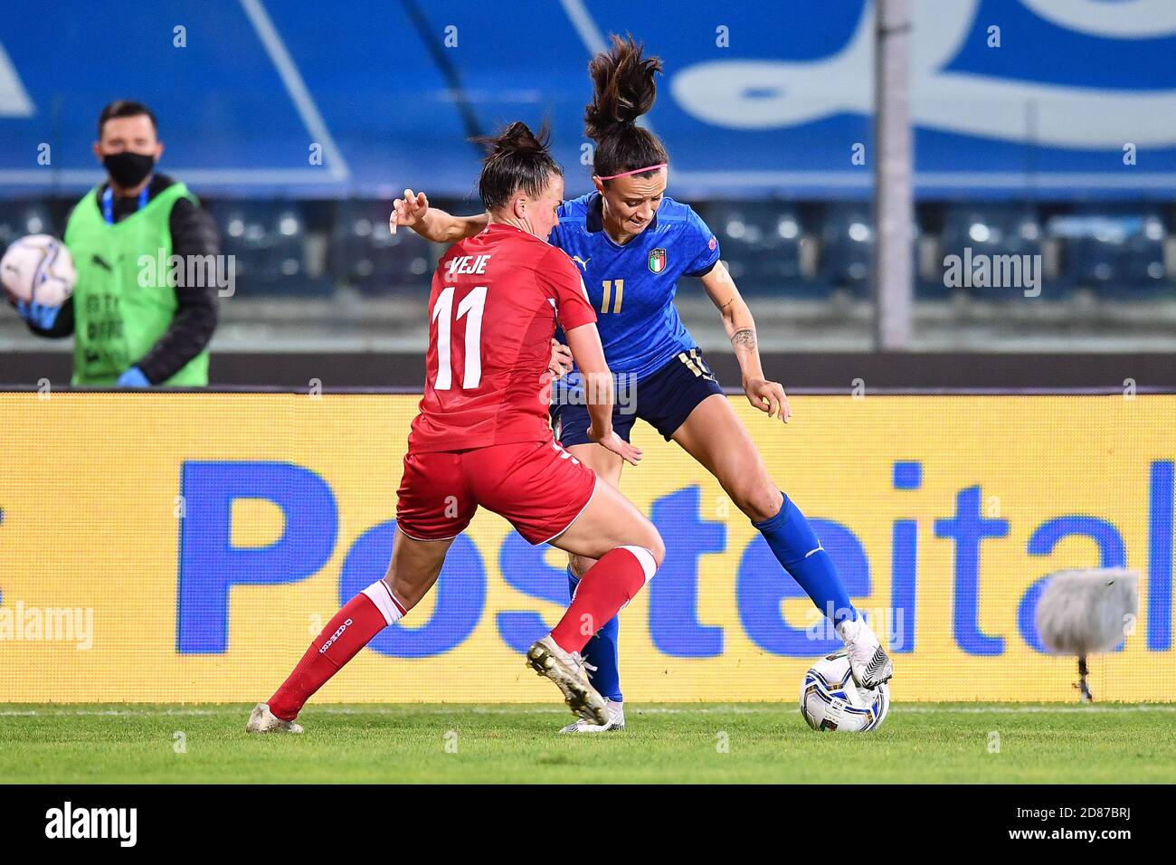 Carlo Castellani Stadium, empoli, Italien, 27 Oct 2020, Barbara Bonansea (Italien), Katrine Veje (Dänemark) während der EM 2022 Qualifiers - Italien Frauen gegen Dänemark, Italienische Fußballmannschaft - Credit: LM/Lisa Guglielmi/Alamy Live News Stockfoto