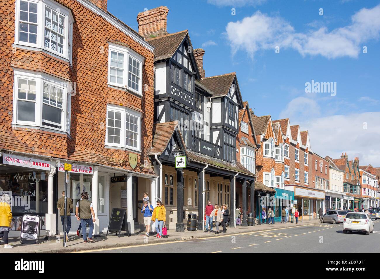 Geschäfte und Lloyds Bank, High Street, Marlborough, Wiltshire, England, Vereinigtes Königreich Stockfoto