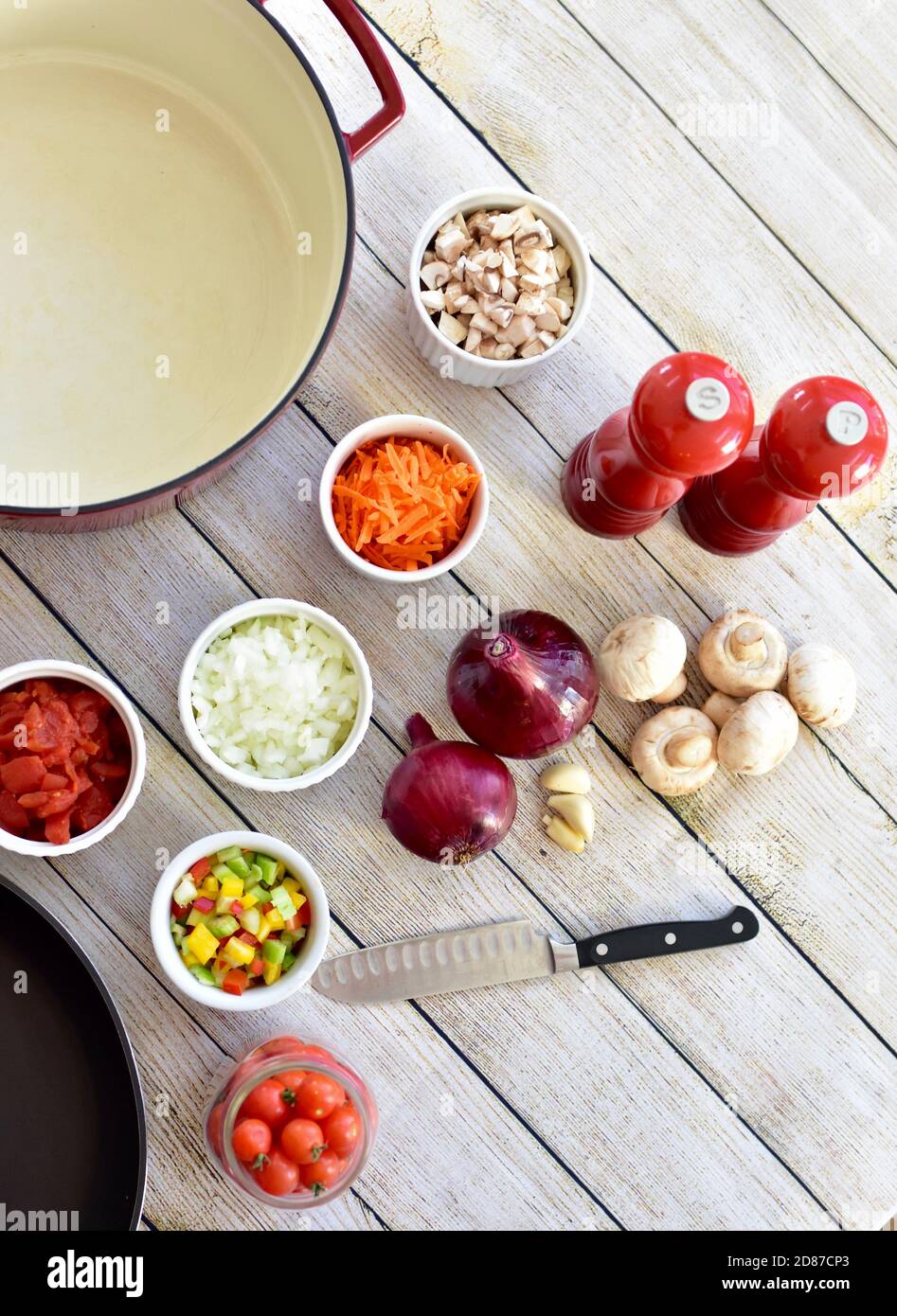 Frische Bio-Zutaten bereit für die Zubereitung gesunder Suppen und Eintöpfe Für Familienessen Stockfoto