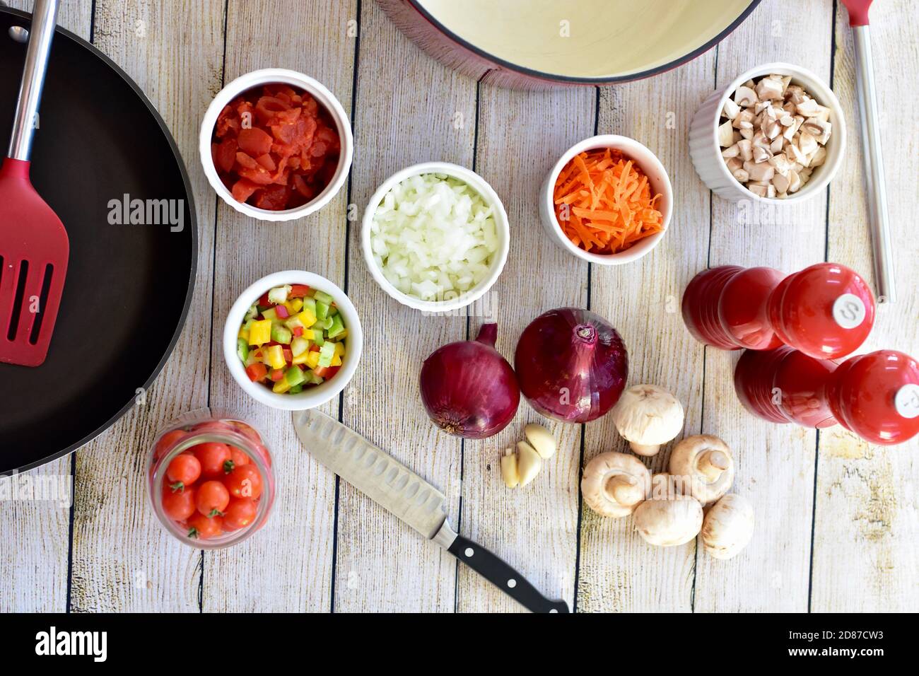 Frische Bio-Zutaten bereit für die Zubereitung gesunder Suppen und Eintöpfe Für Familienessen Stockfoto