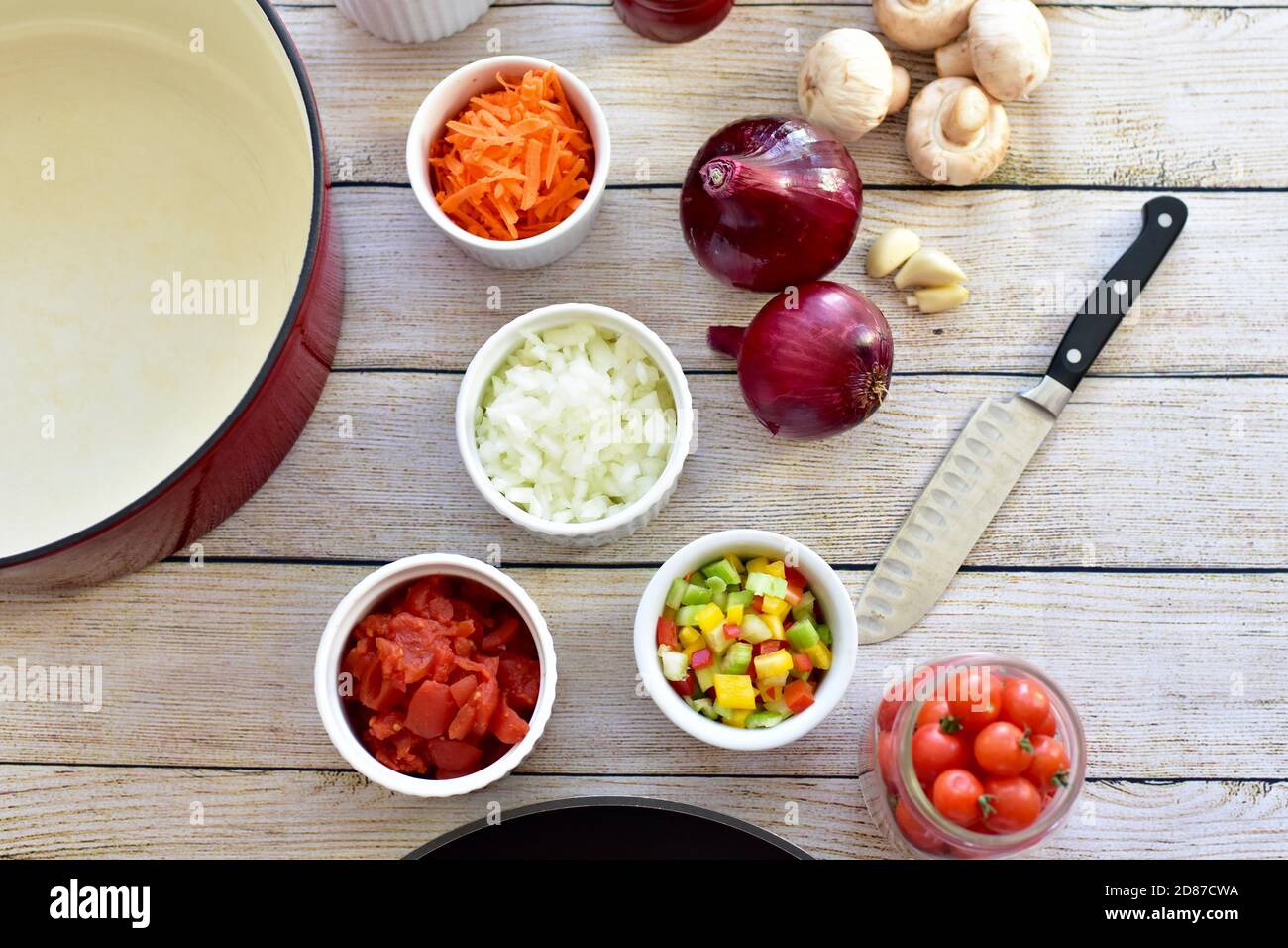 Frische Bio-Zutaten bereit für die Zubereitung gesunder Suppen und Eintöpfe Für Familienessen Stockfoto