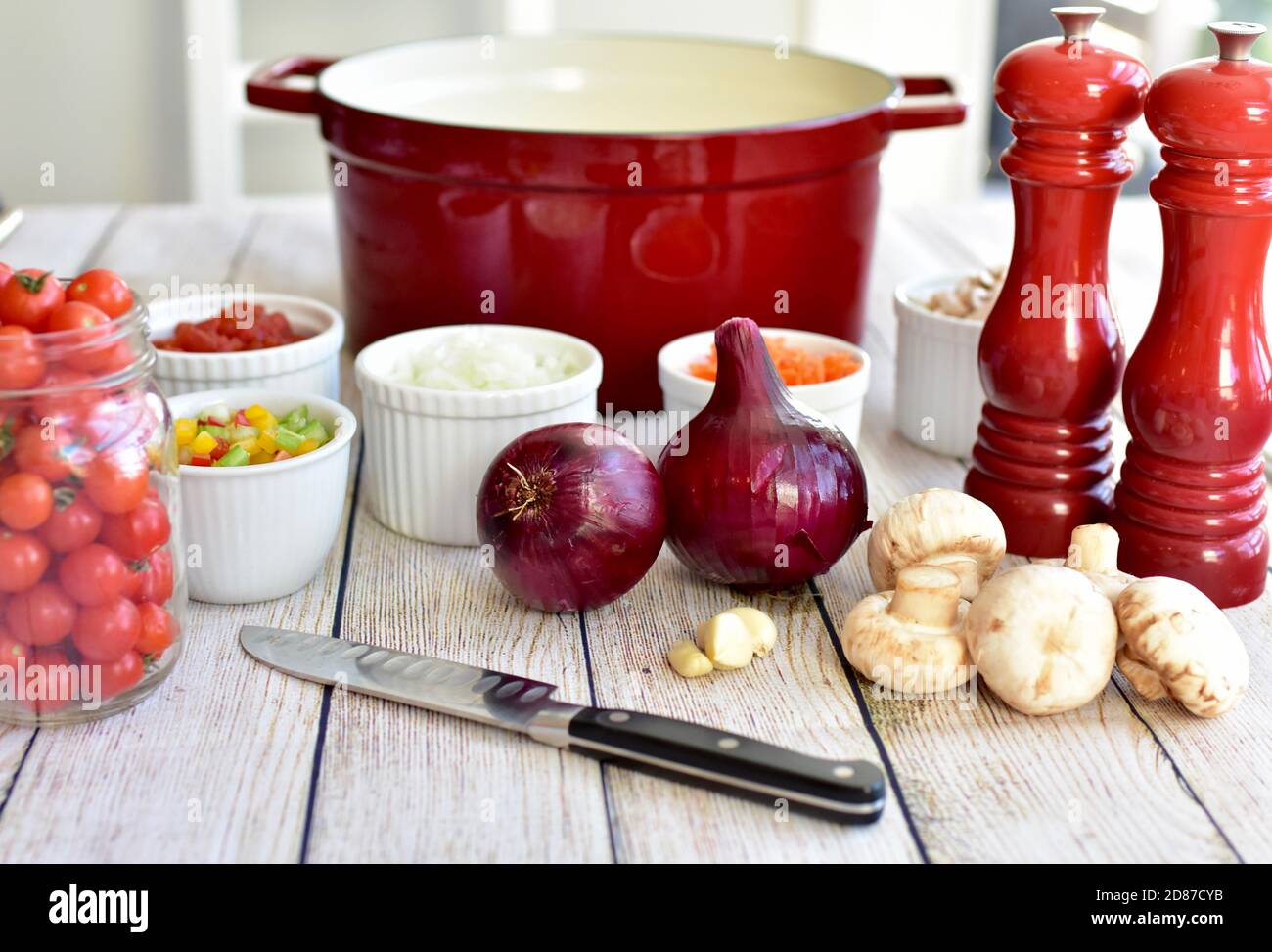 Frische Bio-Zutaten bereit für die Zubereitung gesunder Suppen und Eintöpfe Für Familienessen Stockfoto