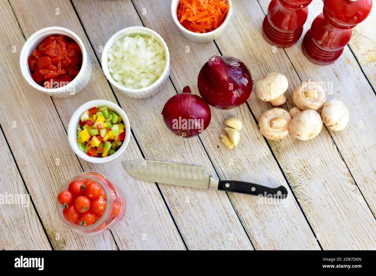 Frische Bio-Zutaten bereit für die Zubereitung gesunder Suppen und Eintöpfe Für Familienessen Stockfoto