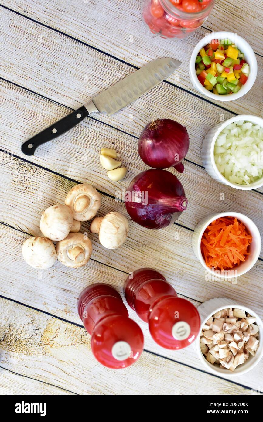 Frische Bio-Zutaten bereit für die Zubereitung gesunder Suppen und Eintöpfe Für Familienessen Stockfoto