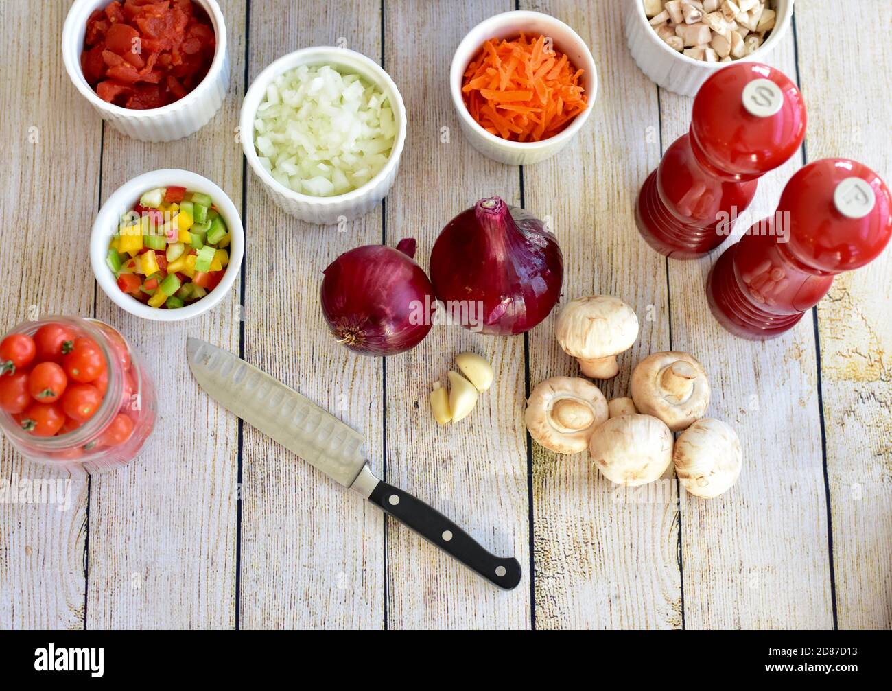 Frische Bio-Zutaten bereit für die Zubereitung gesunder Suppen und Eintöpfe Für Familienessen Stockfoto