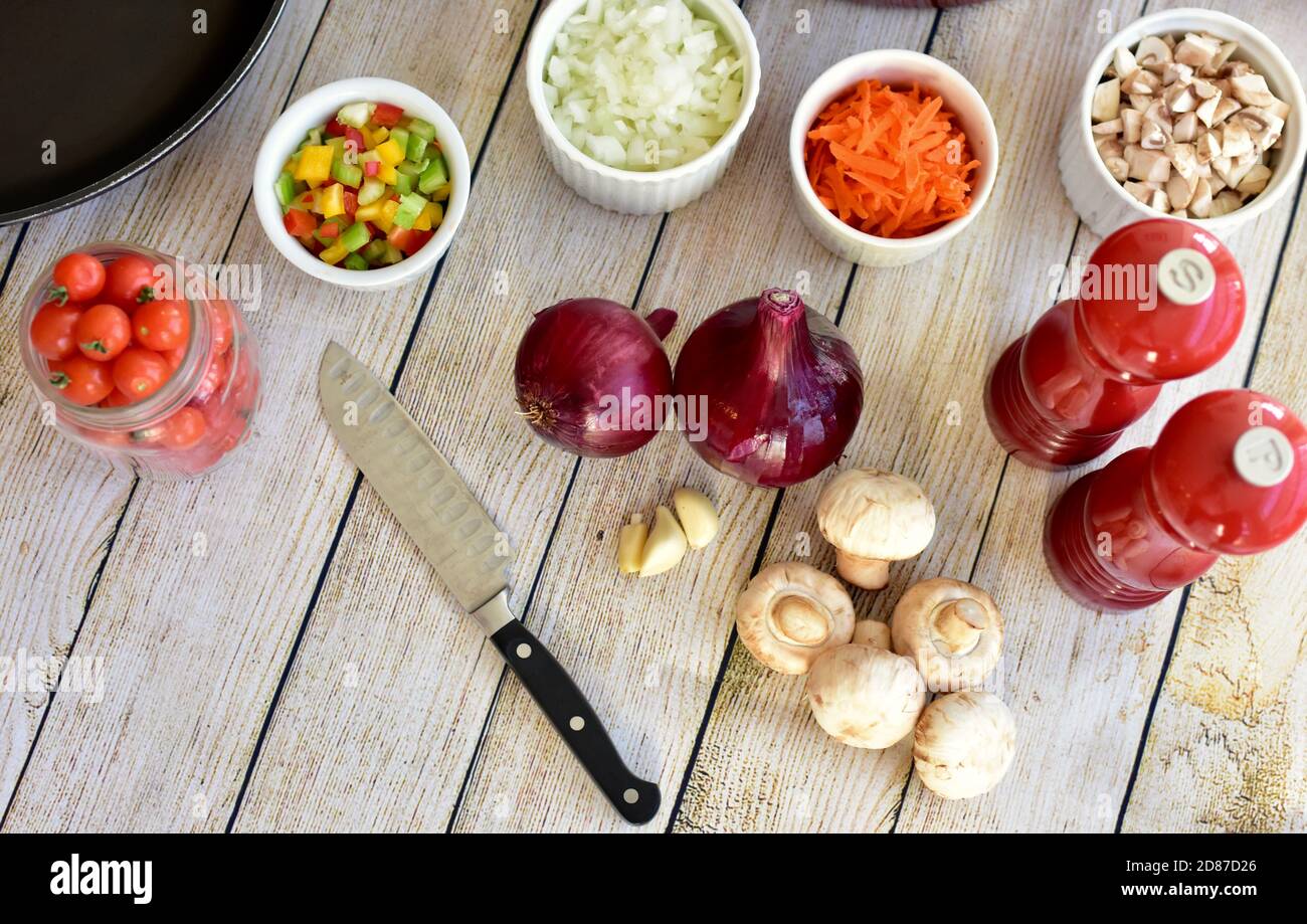 Frische Bio-Zutaten bereit für die Zubereitung gesunder Suppen und Eintöpfe Für Familienessen Stockfoto