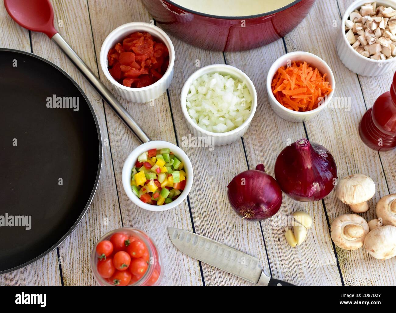 Frische Bio-Zutaten bereit für die Zubereitung gesunder Suppen und Eintöpfe Für Familienessen Stockfoto