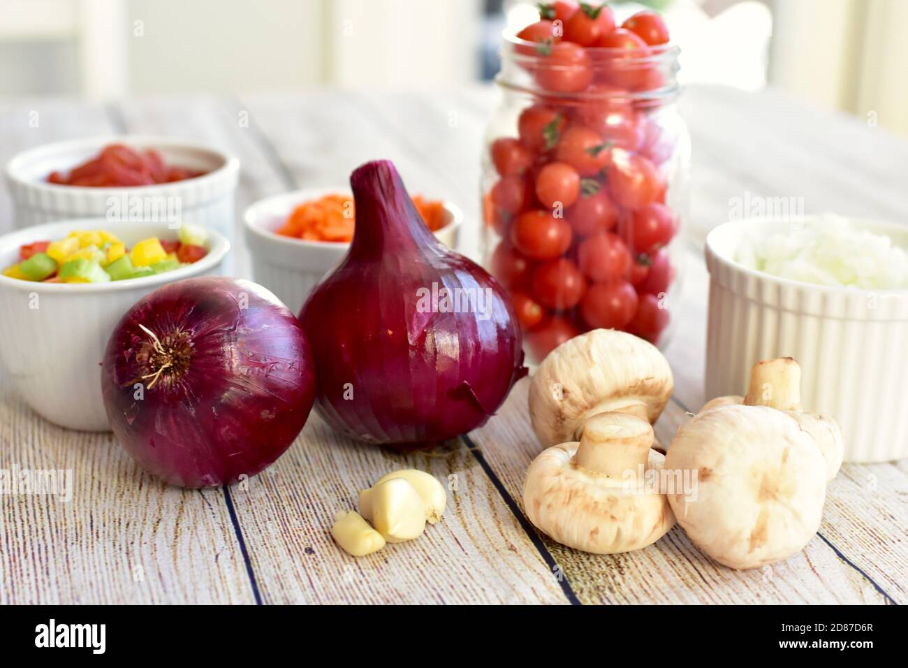 Frische Bio-Zutaten bereit für die Zubereitung gesunder Suppen und Eintöpfe Für Familienessen Stockfoto