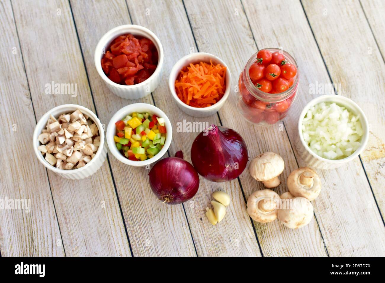 Frische Bio-Zutaten bereit für die Zubereitung gesunder Suppen und Eintöpfe Für Familienessen Stockfoto