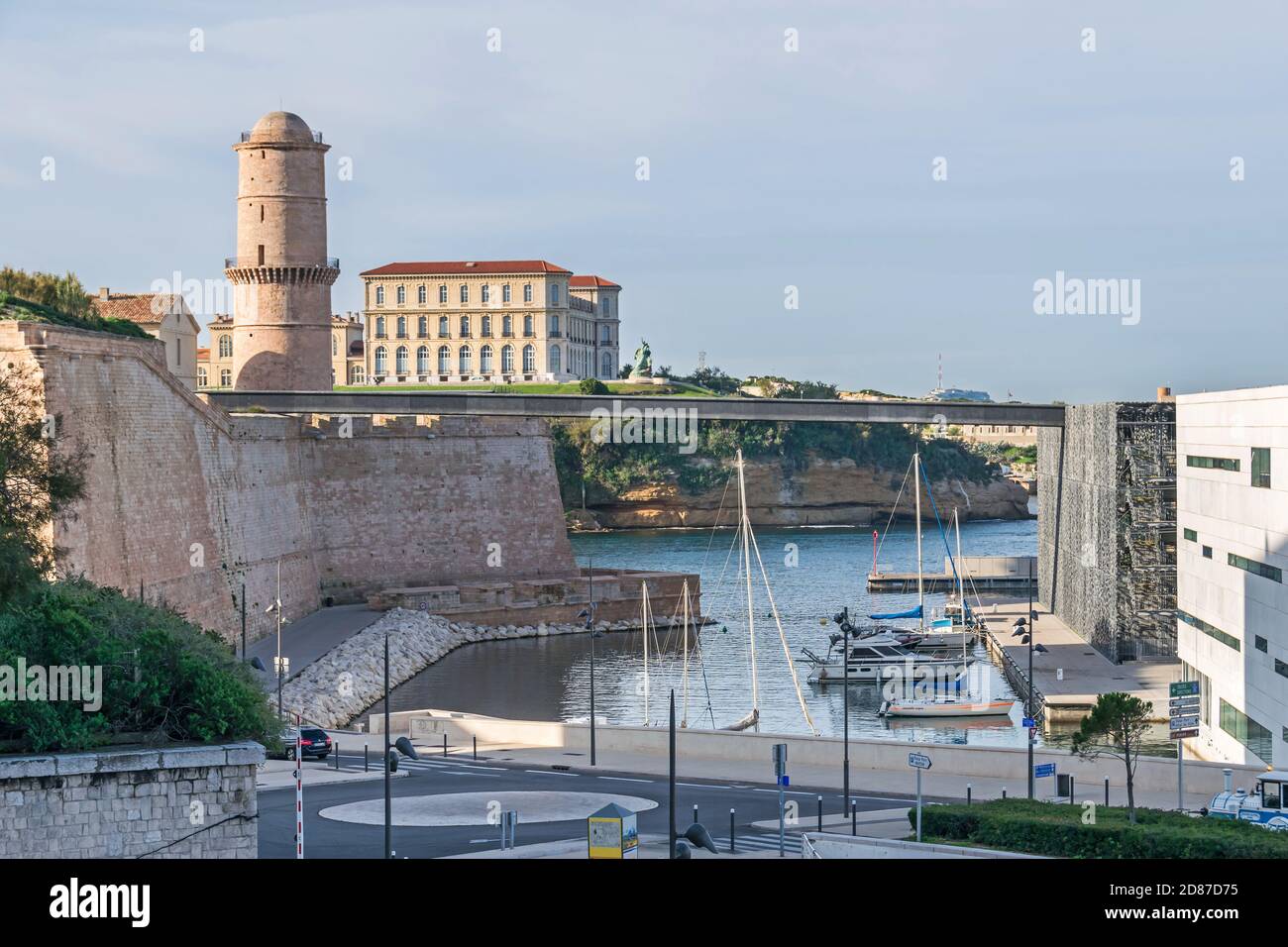 Marseille, Frankreich - 1. November 2019: Historischer Hafen mit Promenade Promenade J4, Fort Saint-Jean, Palast Palais du Pharo und MuCEM, Museum der Eur Stockfoto