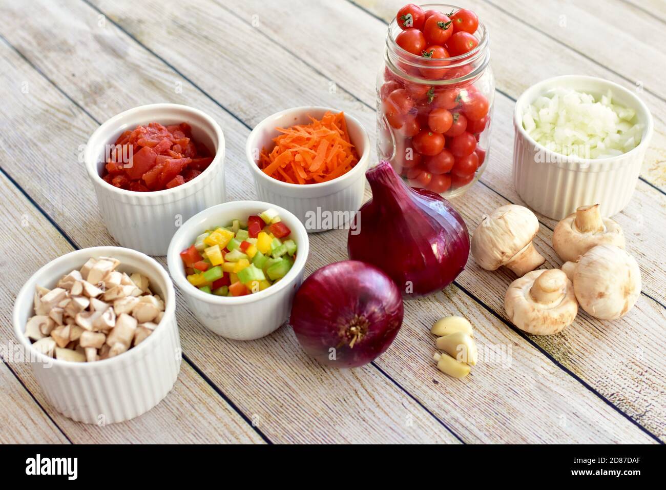 Frische Bio-Zutaten bereit für die Zubereitung gesunder Suppen und Eintöpfe Für Familienessen Stockfoto