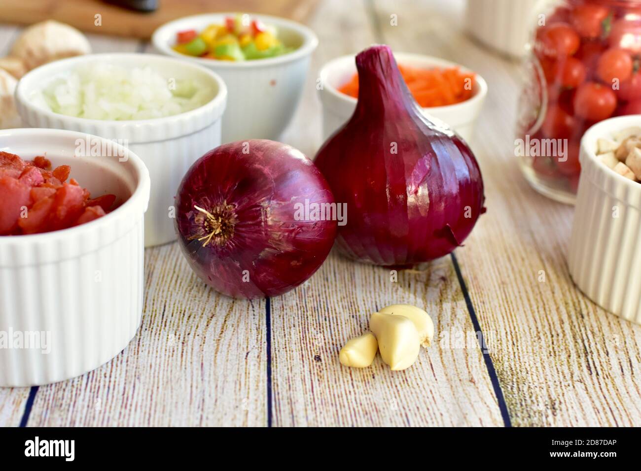 Frische Bio-Zutaten bereit für die Zubereitung gesunder Suppen und Eintöpfe Für Familienessen Stockfoto