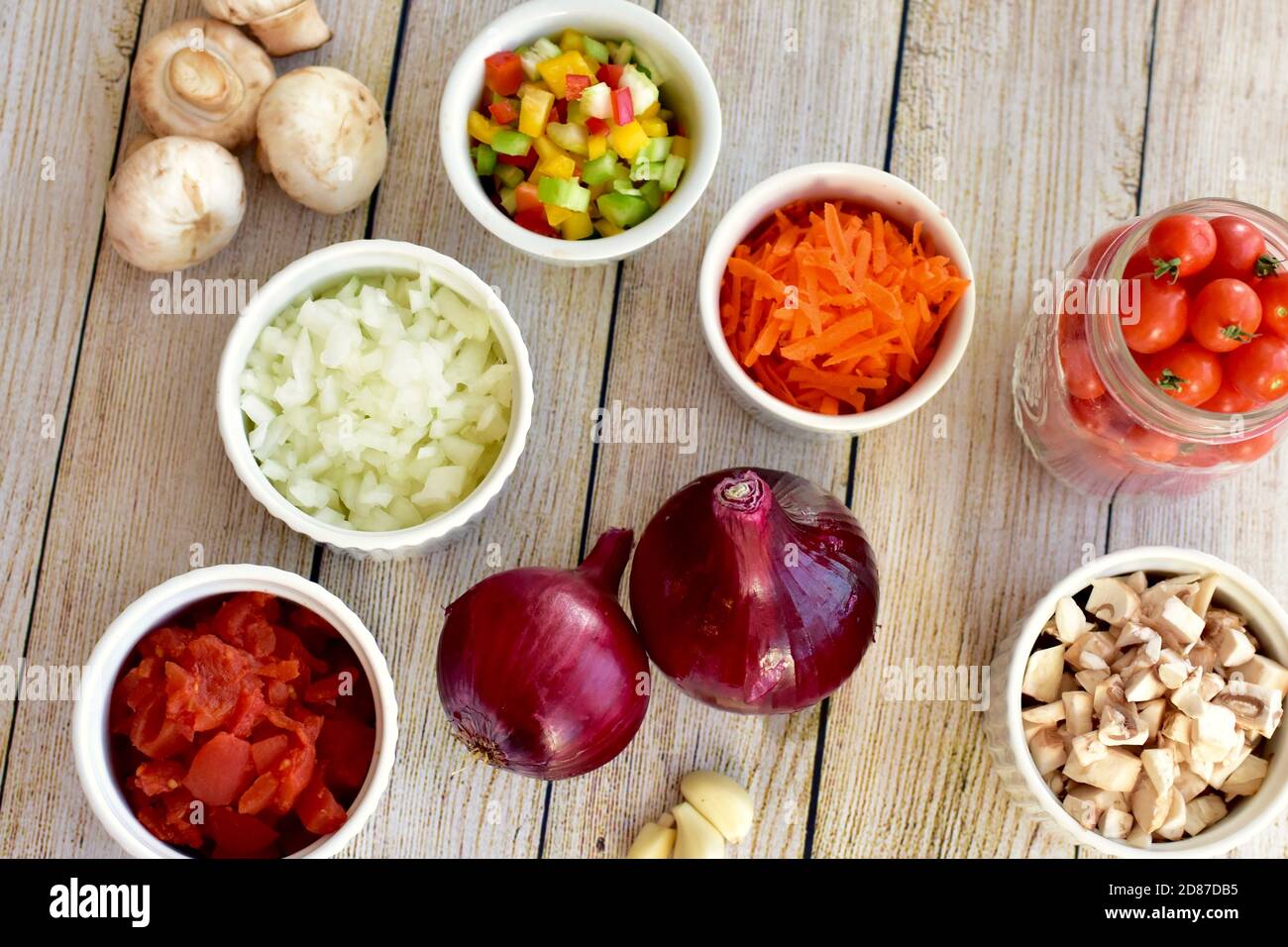 Frische Bio-Zutaten bereit für die Zubereitung gesunder Suppen und Eintöpfe Für Familienessen Stockfoto