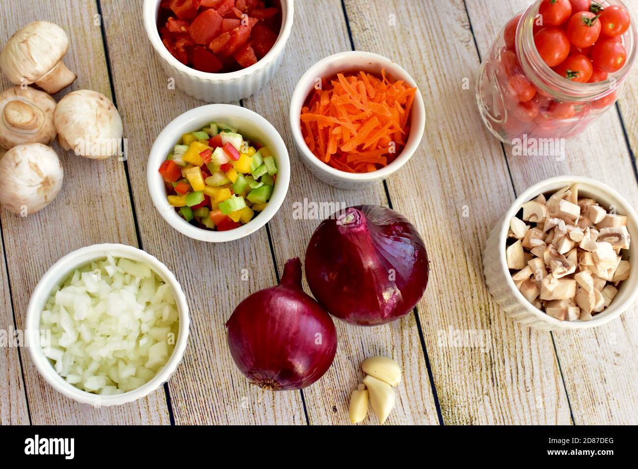 Frische Bio-Zutaten bereit für die Zubereitung gesunder Suppen und Eintöpfe Für Familienessen Stockfoto