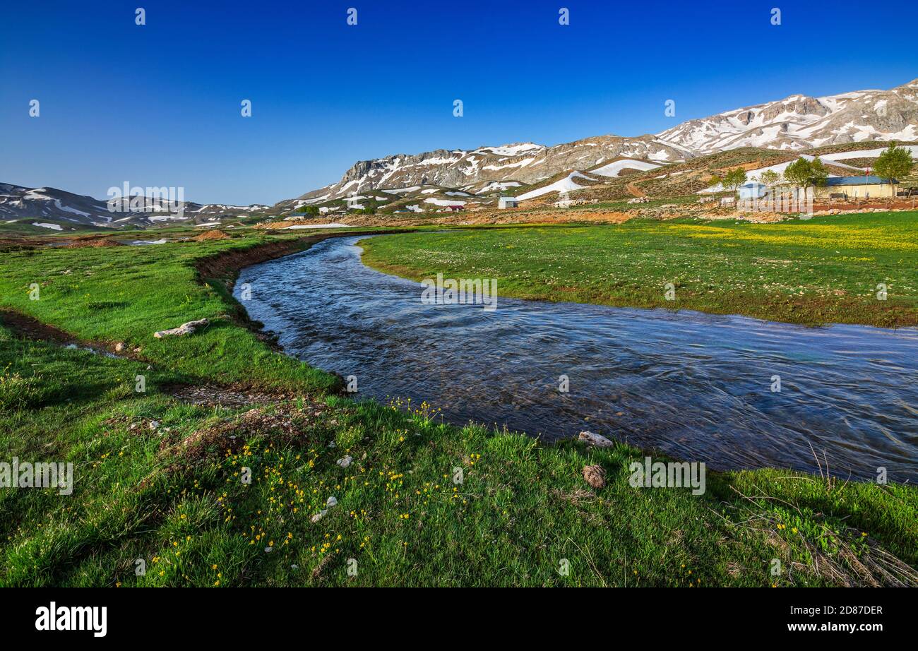 In der Hochebene Taşeli, Siedlungen an den Hängen der Berge, Schneeseen