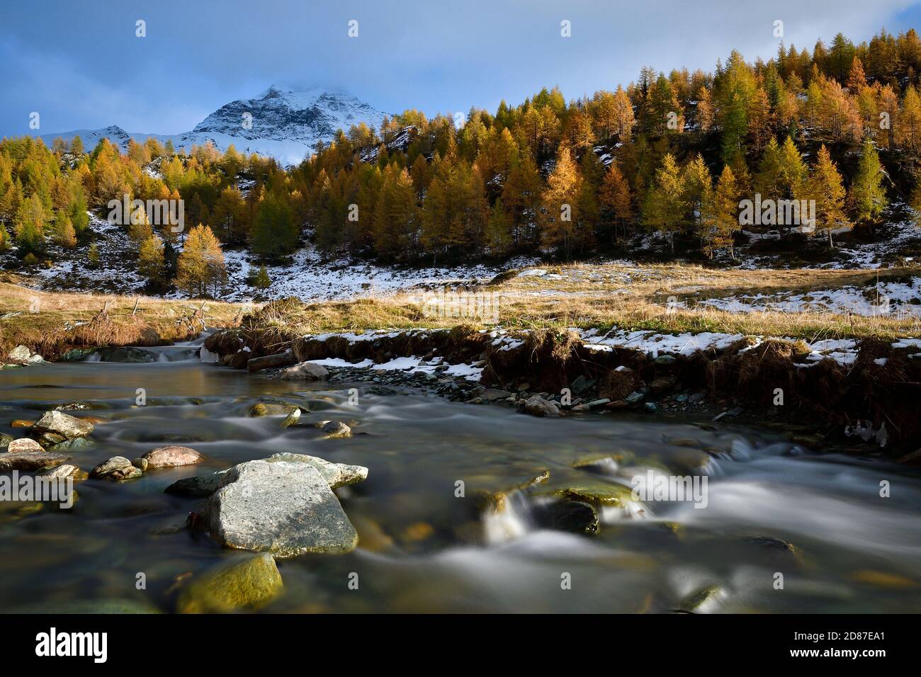 Der Fluss Campagneda führt den Betrachter zum Pizzo Scalino (3300 m). Stockfoto