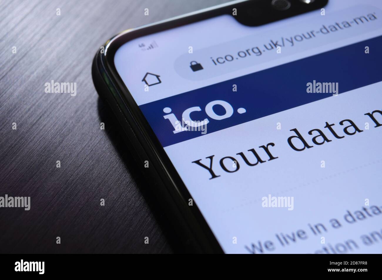 Die ICO-Website des Information Commissioner's Office in der Smartphone-Ecke. Das Vereinigte Königreich watc Stockfoto