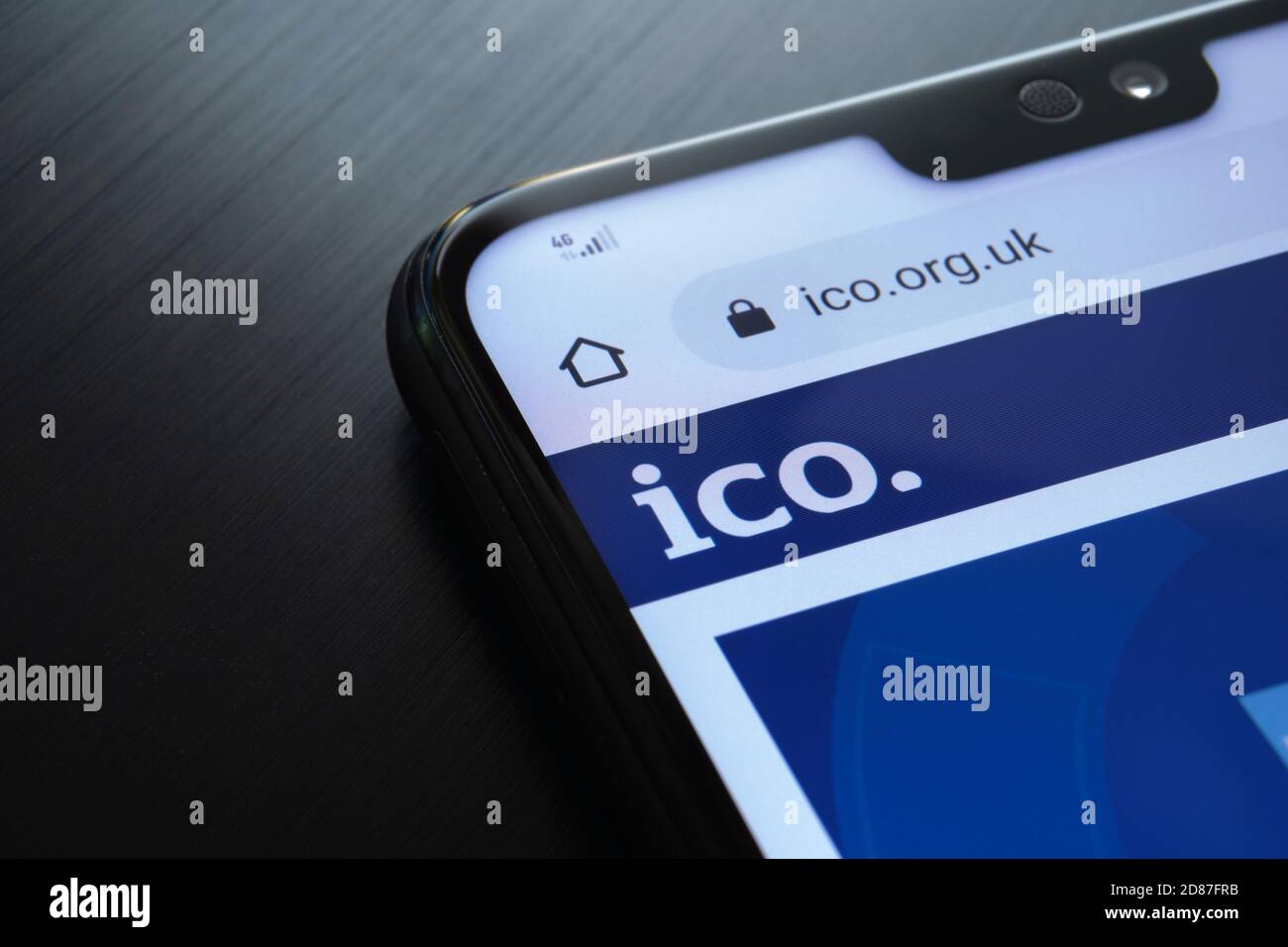 Die ICO-Website des Information Commissioner's Office in der Smartphone-Ecke. Das Vereinigte Königreich watc Stockfoto