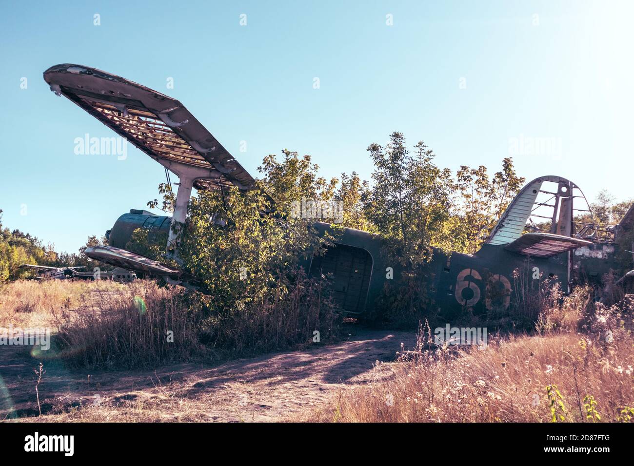 An-2 Antonov sowjetische Massenproduktion einmotorigen Doppeldecker im alten Flugplatz aufgegeben, Luftfahrt bleibt in Wowtschansk, Ukraine Stockfoto