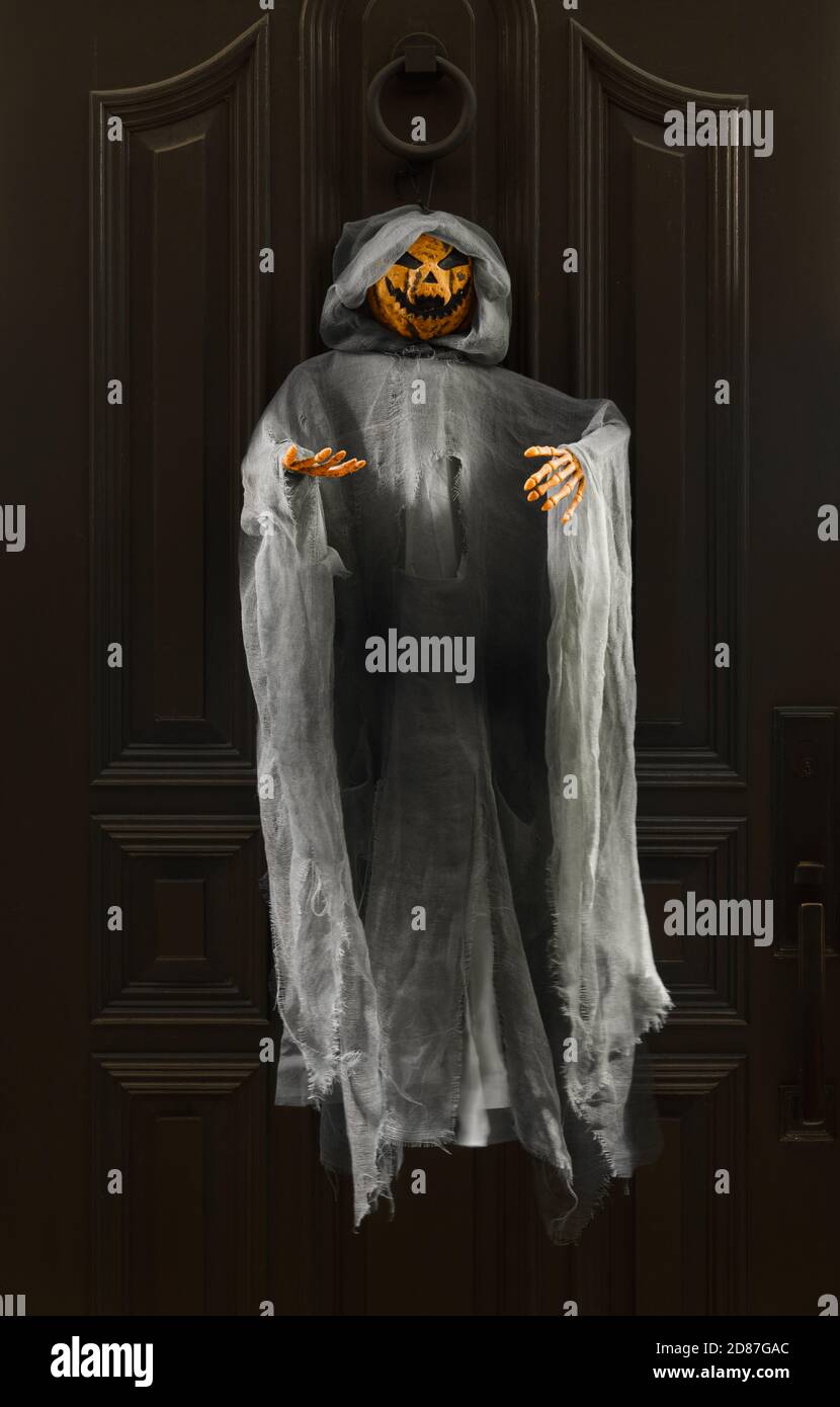 Kürbis Geist hängend an einer Tür Halloween-Heimdekor Stockfoto