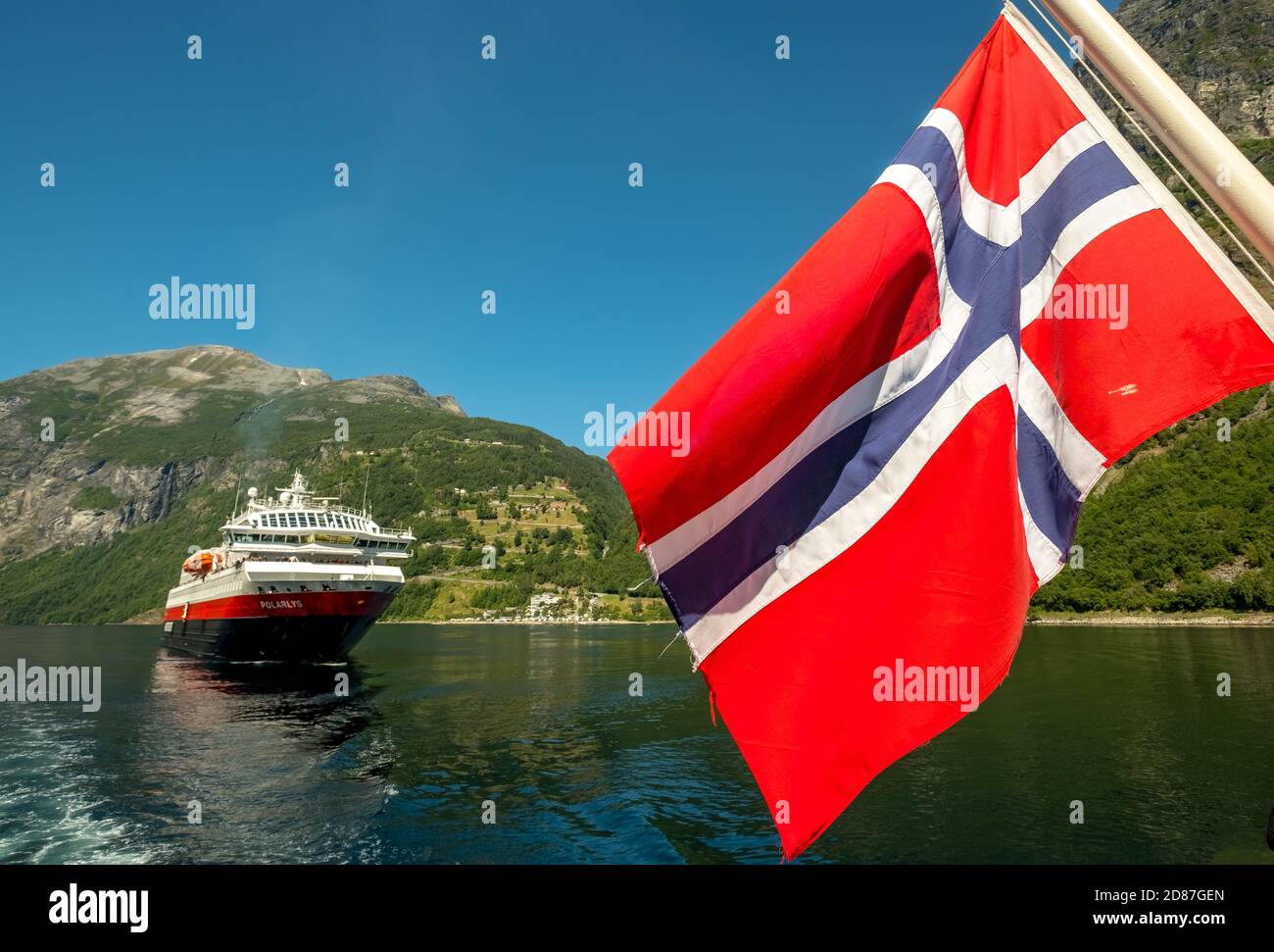 Schiff MS Polarlys, norwegische Flagge, Geiranger, Møre Og Romsdal, Norwegen, Skandinavien, Europa, Abenteuerfahrt, Flaggen, Tourismus, Hurtigruten, Hurtigruten vo Stockfoto