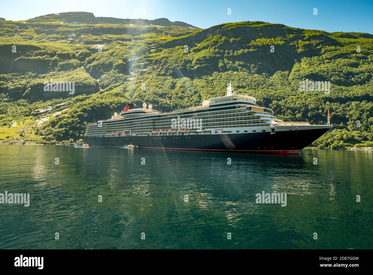 Schiff RMS Queen Elizabeth, Geiranger, Møre Og Romsdal, Norwegen, Skandinavien, Europa, Abenteuer Reise, Berghang, Tourismus, Hurtigruten, Hurtigruten voy Stockfoto