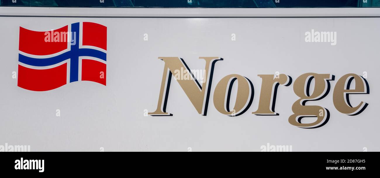 Norwegische Flagge, Norge Logo, Geiranger, Møre Og Romsdal, Norwegen, Skandinavien, Europa, Abenteuerreise, Tourismus, Grafik, Hurtigruten, Hurtigruten voya Stockfoto