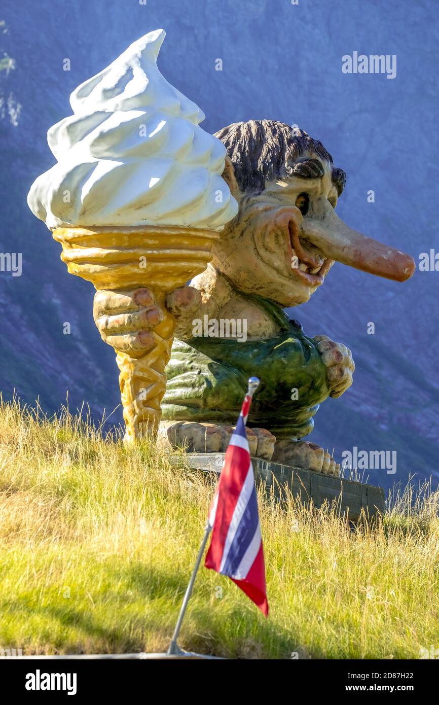 Norwegischer Troll und LebensmittelEis und norwegische Flagge, Innfjorde, Møre Og Romsdal, Norwegen, Skandinavien, Europa, Abenteuerreise, Berggeist, mythischer cr Stockfoto