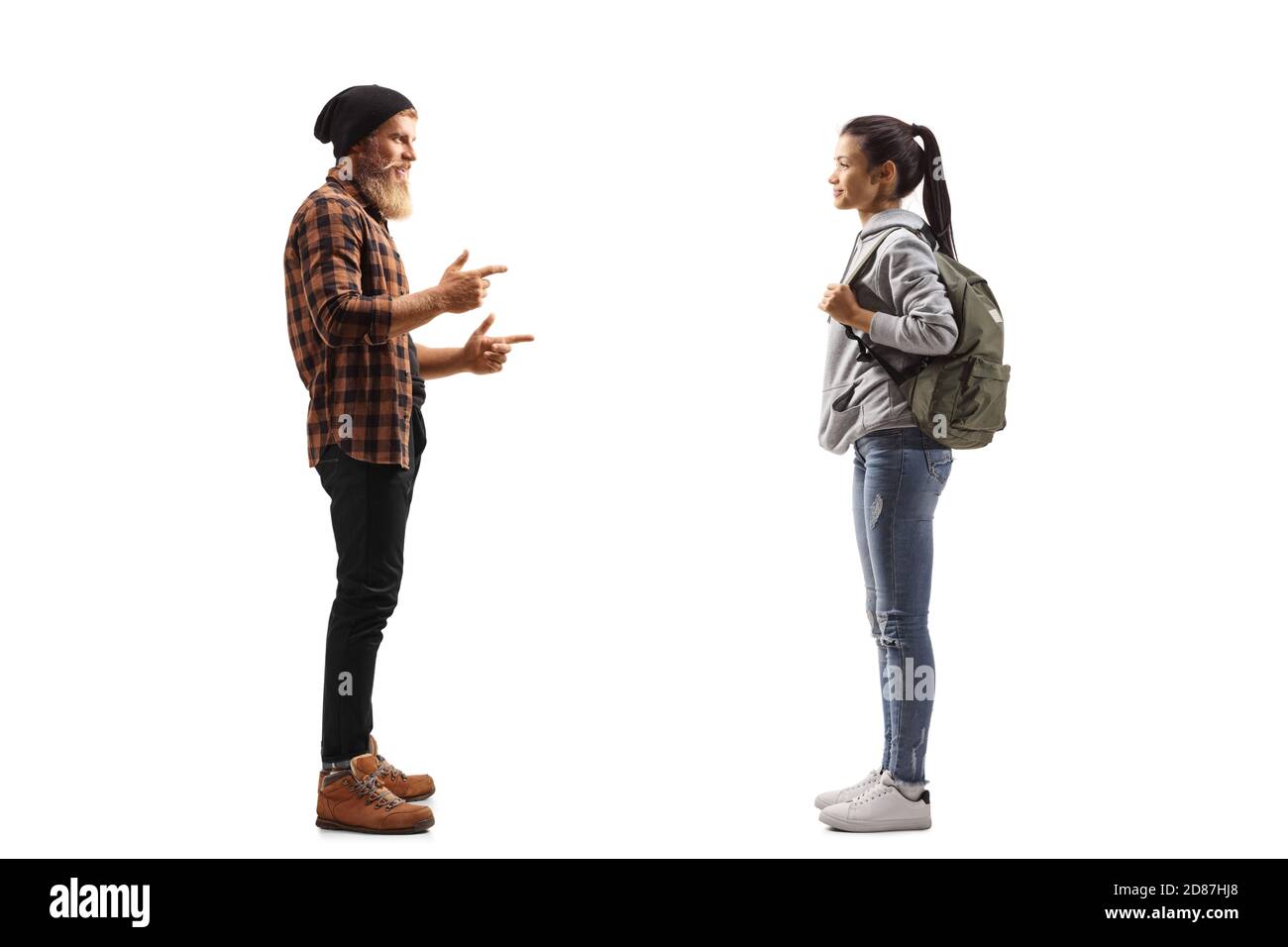 In voller Länge Profilaufnahme eines bärtigen Kerl stehend und Im Gespräch mit einer jungen Studentin isoliert auf weißem Hintergrund Stockfoto