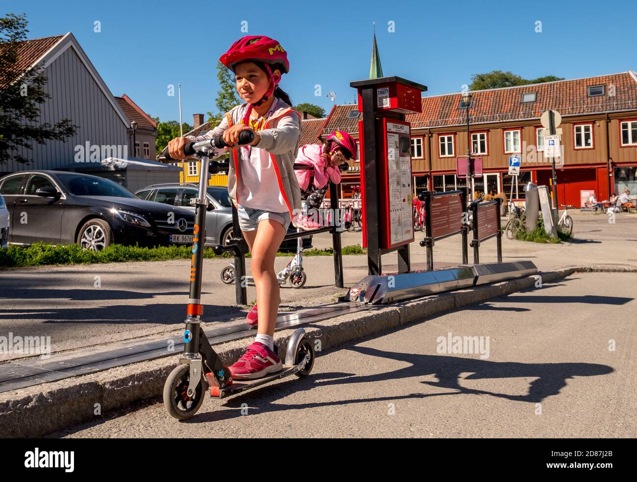 Kind auf Roller, Motorroller-Verleih, Tourist bei Fahrradverleih, Trondheim, Fahrradlift, Trøndelag, Norwegen, Skandinavien, Europa, Abenteuerreise, touris Stockfoto