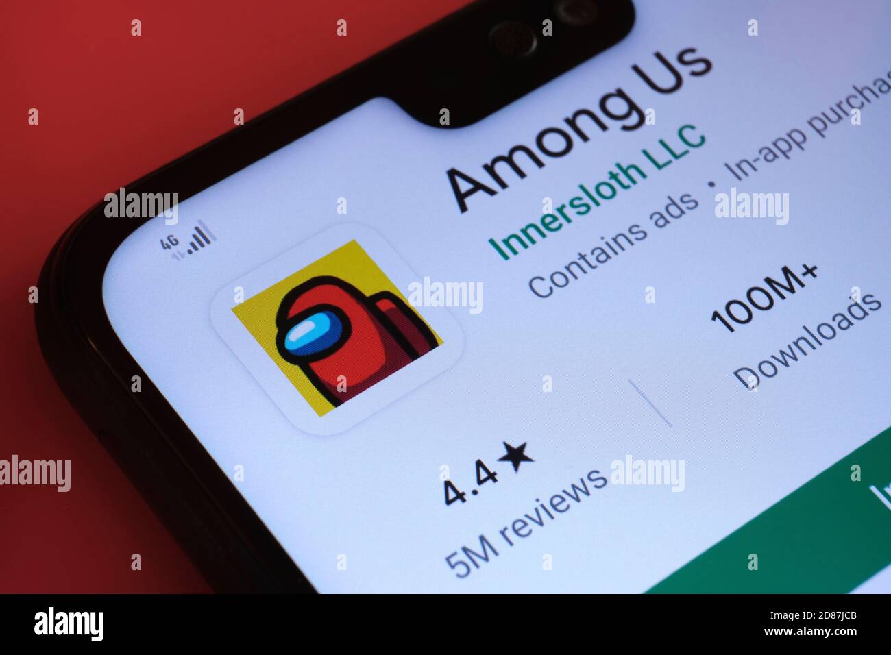 Stafford / Vereinigtes Königreich - 27. Oktober 2020: Unter uns Spiel auf dem Smartphone-Bildschirm gesehen. Neue beliebte App über eine Untersuchung des Mordes. Stockfoto