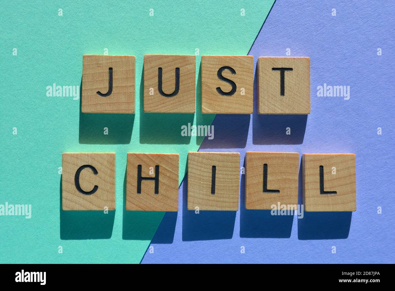 Just Chill, Wörter in hölzernen Alphabet Ltetter isoliert auf bunten Hintergrund Stockfoto