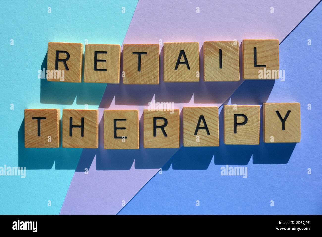 Einzelhandel Therapie, Wörter in Holz Alphabet Buchstaben isoliert auf farbigem Hintergrund Stockfoto
