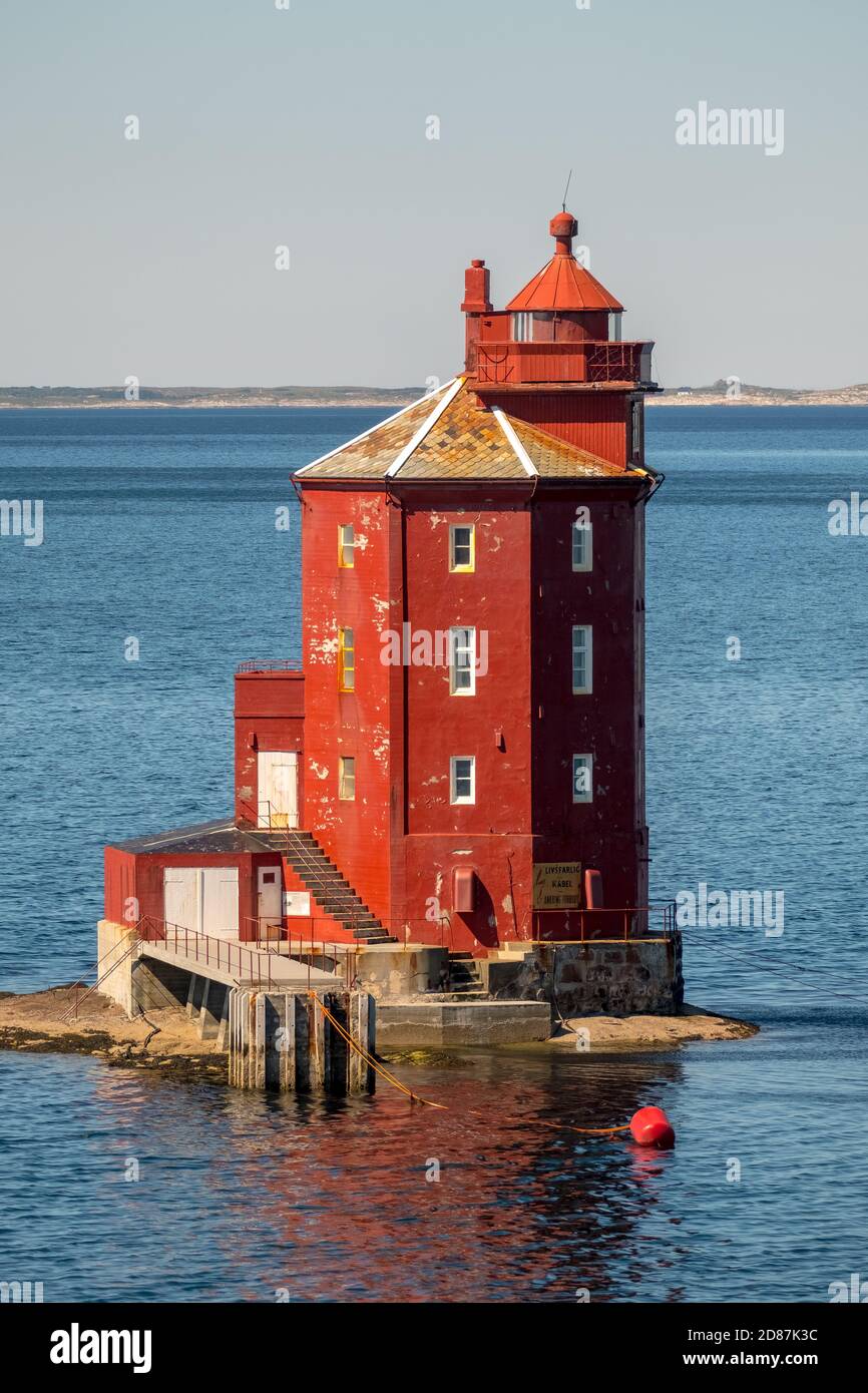 Kjeungskjær Fyr,roter Leuchtturm, vor der norwegischen Küste auf einem kleinen Skerry vor Ørland, Trøndelag. Uthaug, Trøndelag, Norwegen, Skandinavien, Europa, adven Stockfoto