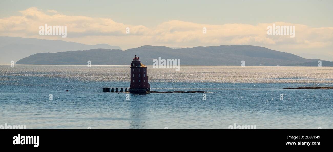 Kjeungskjær Fyr,roter Leuchtturm, vor der norwegischen Küste auf einem kleinen Skerry vor Ørland, Trøndelag. Uthaug, Trøndelag, Norwegen, Skandinavien, Europa, adven Stockfoto