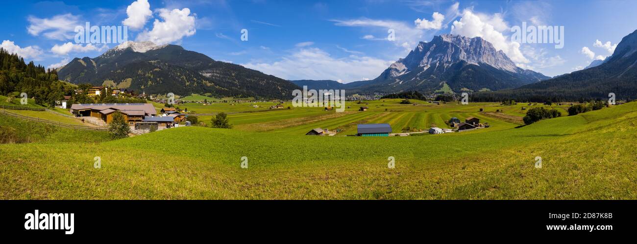 Panorama der Tiroler Zugspitz Arena mit Zugspitze im Hintergrund, sonniger Herbsttag Stockfoto