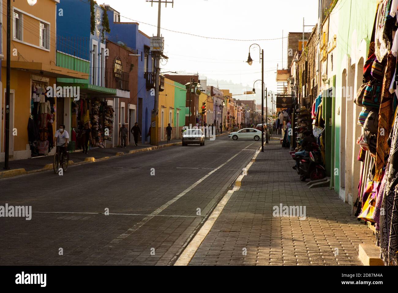 Bunte Straße von Cholula (Mexiko) bei einem goldenen Sonnenuntergang Stockfoto