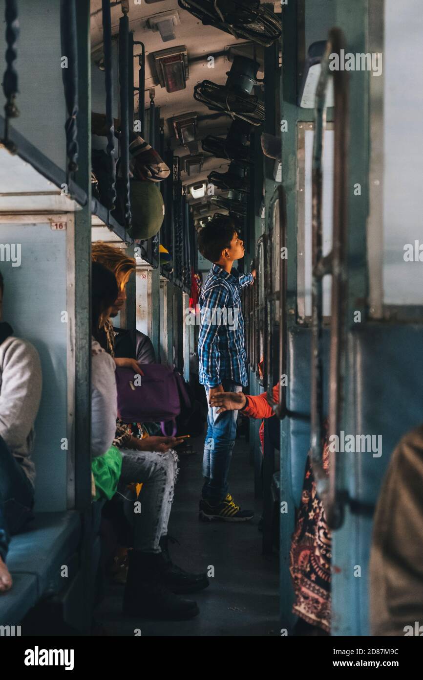 Indischer Junge Auf Zug Indien Stockfotos Und Bilder Kaufen Alamy