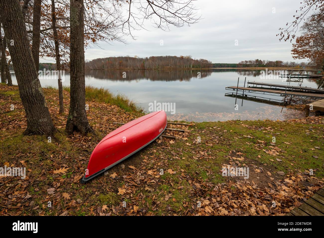 Kanu an Land im Herbst Stockfoto