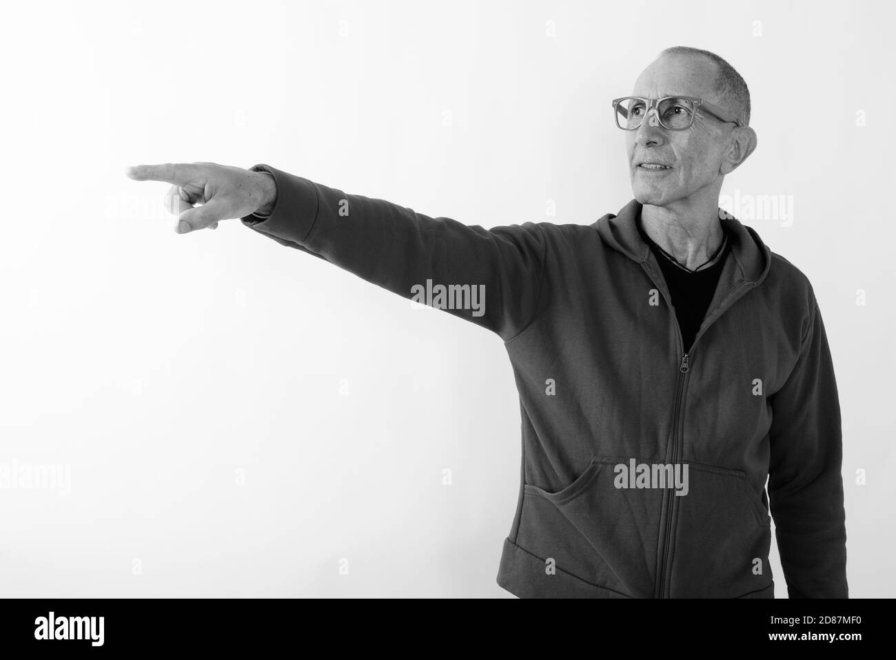 Studio shot der kahlen älterer Mann auf Abstand beim Tragen von Brillen vor weißem Hintergrund Stockfoto