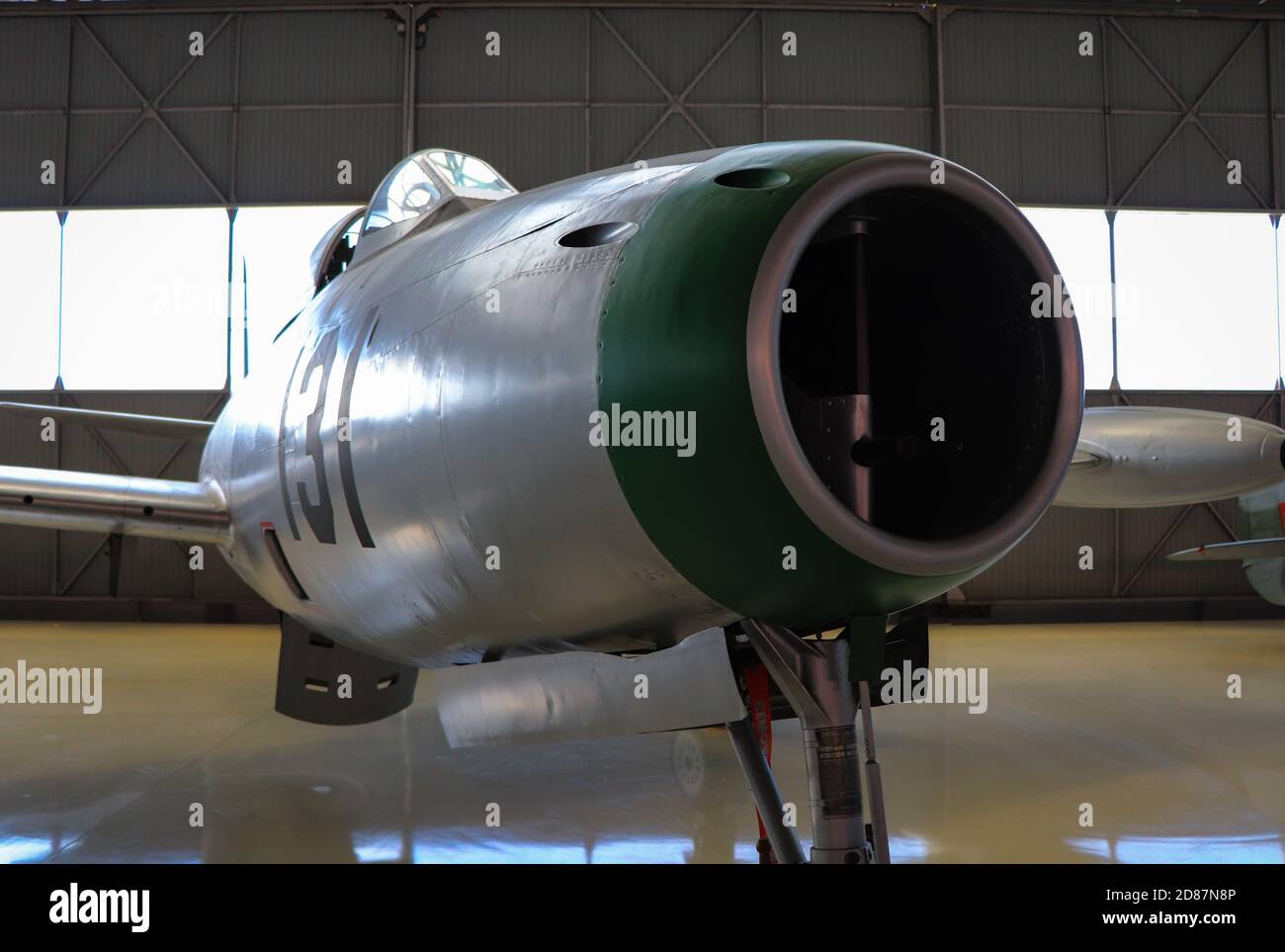 Kampfflugzeug in einem Hangar Stockfoto