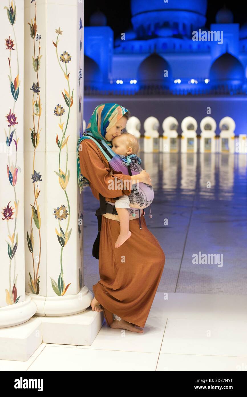 Mutter und Junge in Sling in der Großen Moschee. Baby tragen und Tourismus Stockfoto