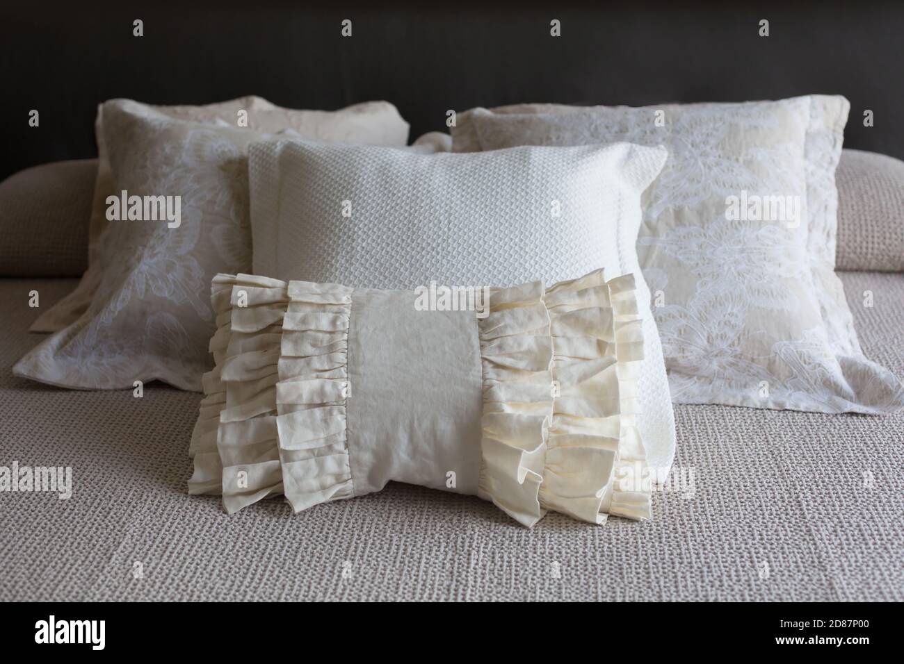 Vier beige Naturstoff, Leinen Baumwolle Luxus Spitze Raffles Kissen auf Stockfoto