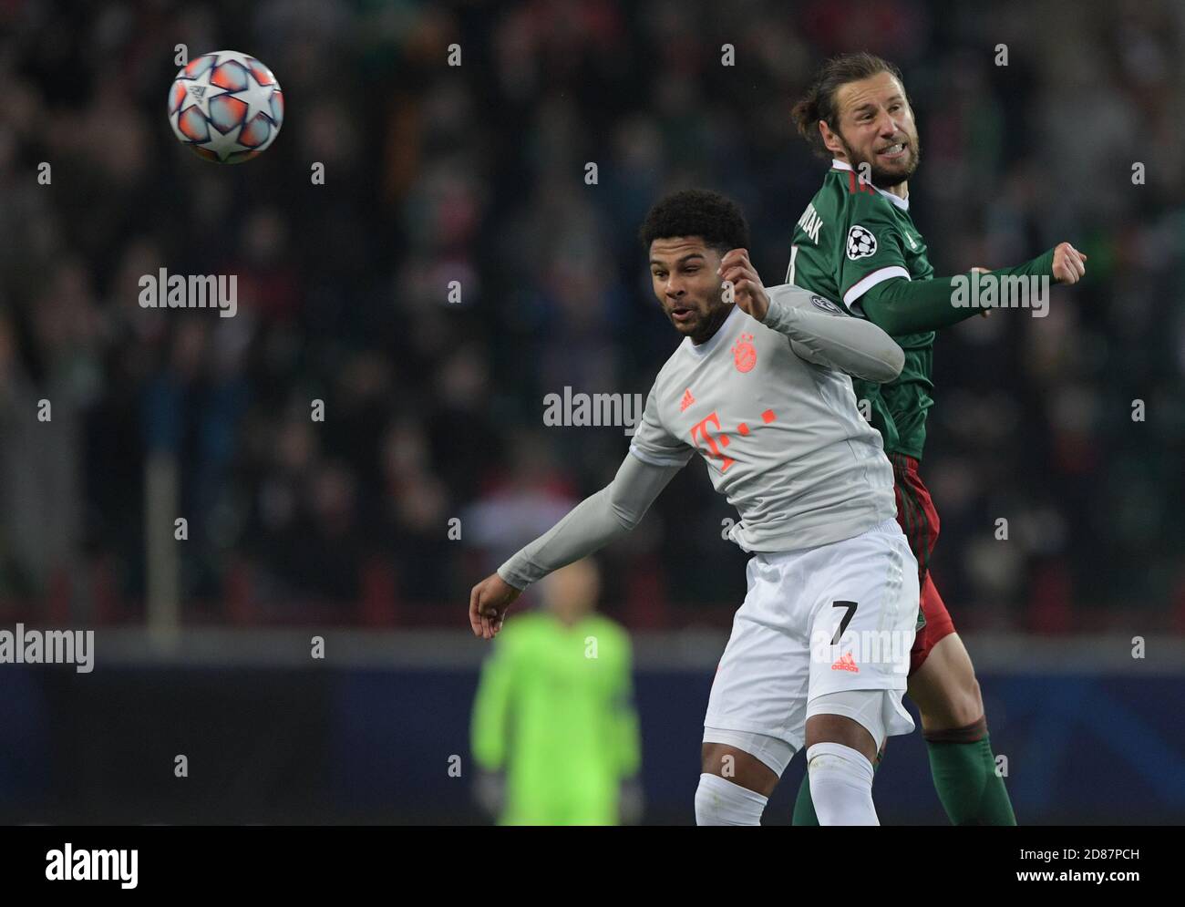 MOSKAU, RUSSLAND - OKTOBER 27: Serge Gnabry des FC Bayern München und Grzegorz Krychowiak von Lokomotiv Moskva während der UEFA Champions League Group EIN Etappenspiel zwischen Lokomotiv Moskva und FC Bayern München in der RZD Arena am 27. Oktober 2020 in Moskau, Russland. (Foto nach MB-Medien) Stockfoto