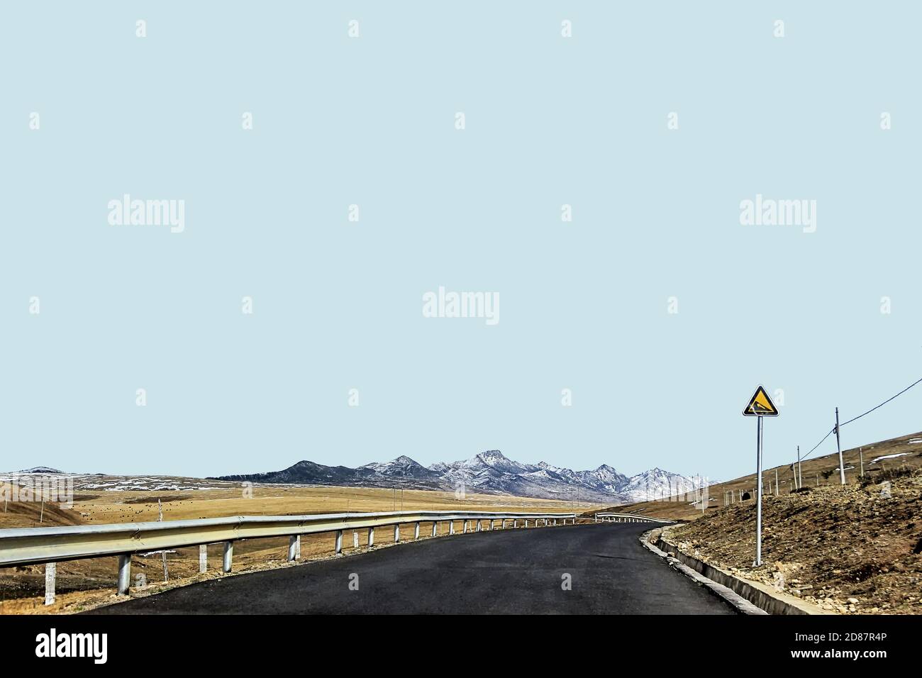 Landschaft von leeren Autobahn mit Schnee Berg Stockfoto