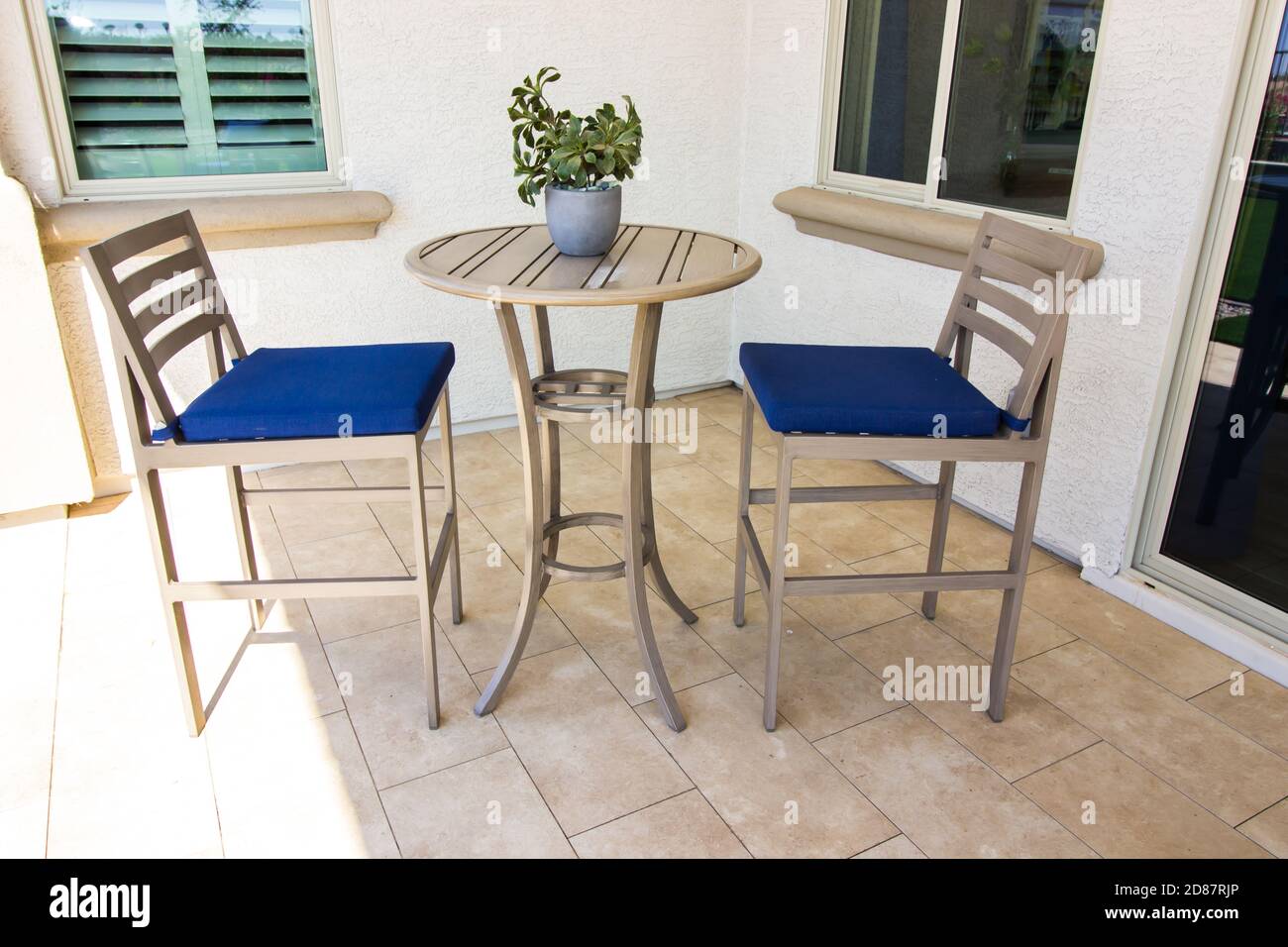 Überdachte Hintere Terrasse Mit Einem Hohen Tisch Und Zwei Stühlen Blaue Kissen Stockfoto